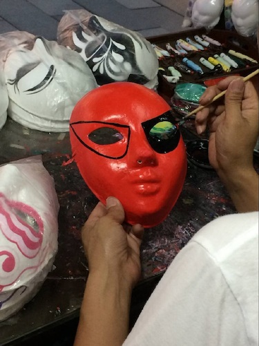 七月二日 重庆时时彩
 赴西湖区“格格”学习探索小分队 街头艺术者正在画脸谱