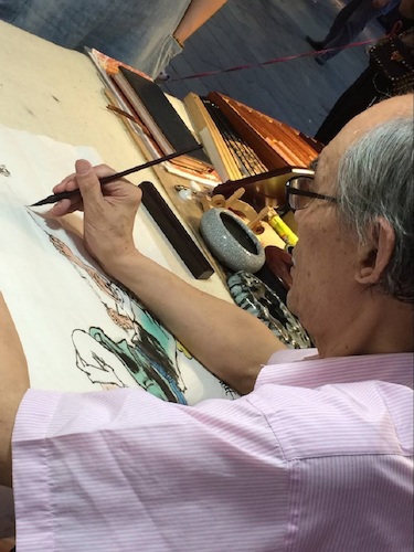 七月二日 重庆时时彩
 赴西湖区“格格”学习探索小分队 老艺术家正在做国画