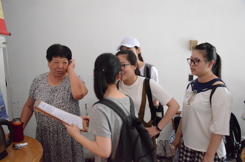 7月7日 重庆时时彩
 赴余杭区测甲醛小分队 走访居民 (2)