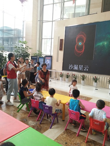 七月八号 重庆时时彩
 B.D.服务社赴浙江自然博物馆”环保小课堂“小分队 小分队成员给小朋友们科普星云有关知识