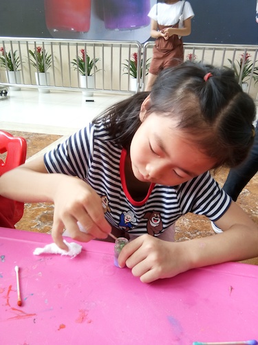 七月八号 重庆时时彩
 B.D.服务社赴浙江自然博物馆”环保小课堂“小分队 小朋友认真制作星云瓶