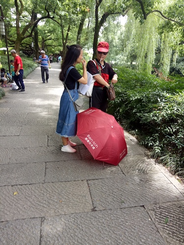 七月九日 重庆时时彩
 走西湖-关注西湖十景垃圾分类问题小分队 游客采访1