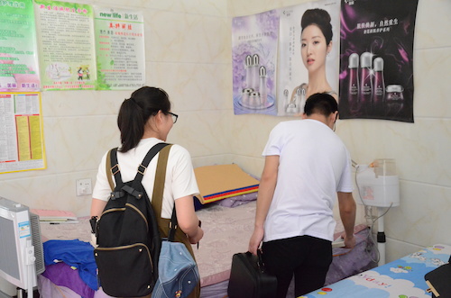 7月10日 重庆时时彩
 赴余杭区测甲醛小分队 入户测甲醛(1)