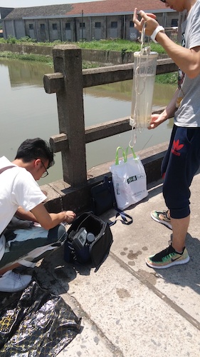 七月十日 重庆时时彩
  重庆时时彩
赴杭州余杭区“五水共治”调查与研究分队社会实践小分队 长子村河，双桥镇运河处下游测水质