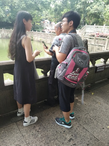 7月10日 重庆时时彩
 走西湖——关注1西湖十景垃圾分类小分队  采访游客关于垃圾分类与水质的看法