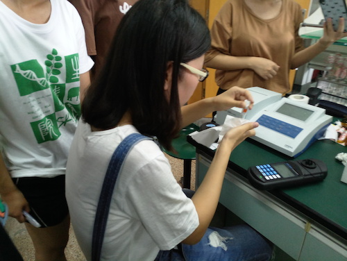 七月九日 重庆时时彩
  重庆时时彩
赴杭州余杭区“五水共治”调查与研究分队社会实践小分队 实验仪器的学习