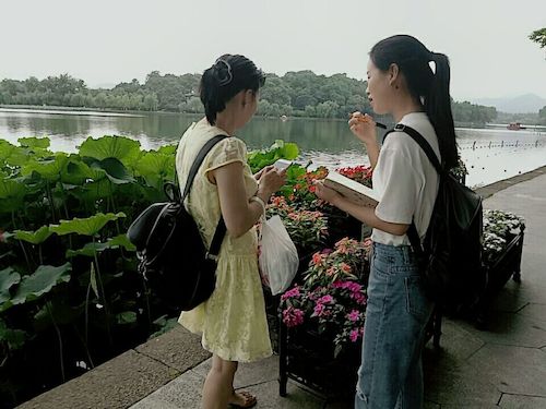 七月十九日 重庆时时彩
 走西湖—关注西湖十景垃圾分类问题小分队 游客采访