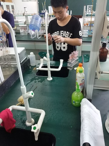 7月20日 重庆时时彩
 余杭区“激浊扬清”水质检测小分队  清洗器材