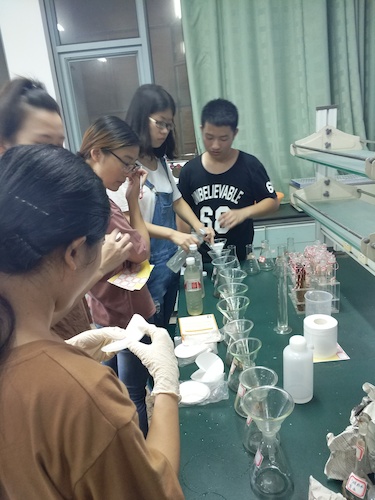 7月20日 重庆时时彩
 余杭区“激浊扬清”水质检测小分队 进行实验