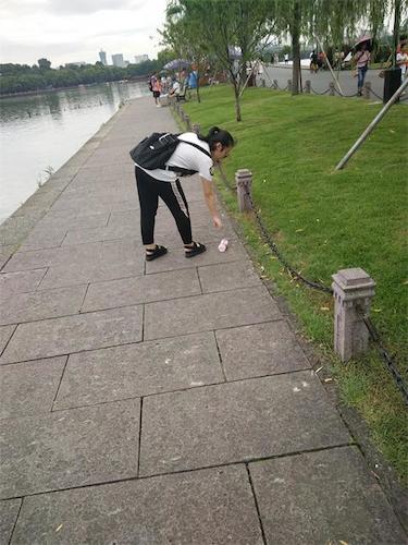 7月21日 重庆时时彩
 赴西湖“爱心志愿”环保小分队 成员捡垃圾