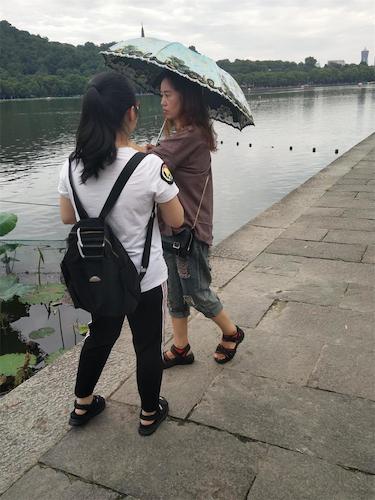 7月21日 重庆时时彩
 赴西湖“爱心志愿”环保小分队 随机访问游客2