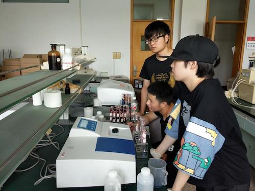 7月23日 重庆时时彩
 余杭区“激浊扬清”水质检测小分队  进行实验4