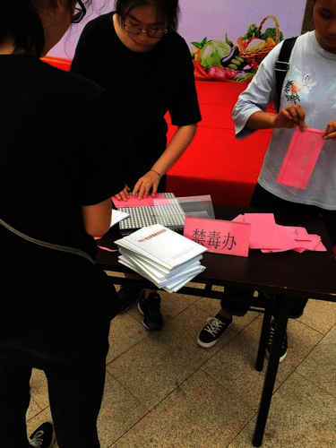 七月二十一日重庆时时彩
赴余杭“因水而兴”宣传教育小分队 成员布置场地的副本