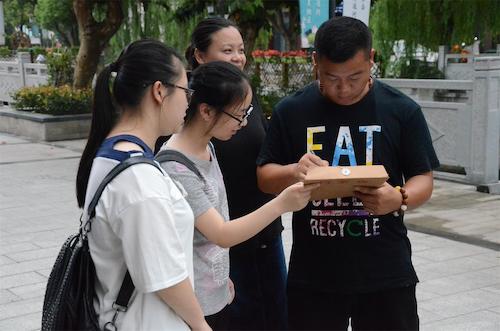7月21日 重庆时时彩
 赴余杭区测甲醛小分队 问卷调查(2)