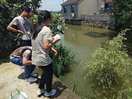 7月21日 重庆时时彩
 余杭区“激浊扬清”水质检测小分队 取水及检测
