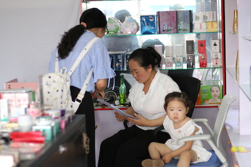 8月11日重庆时时彩
赴余杭区社区五水共治教育宣传小分队 与化妆品店老板说明问卷内容