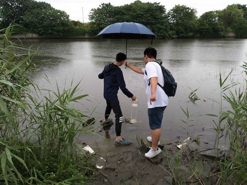 8月13日重庆时时彩
贝斯特野百合小分队采水样照片1