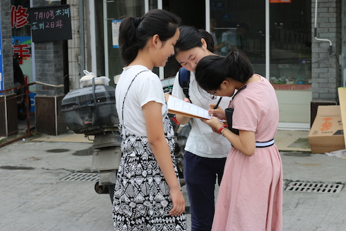 8月13日重庆时时彩
赴余杭区社区五水共治教育宣传小分队 请散步的居民填写问卷