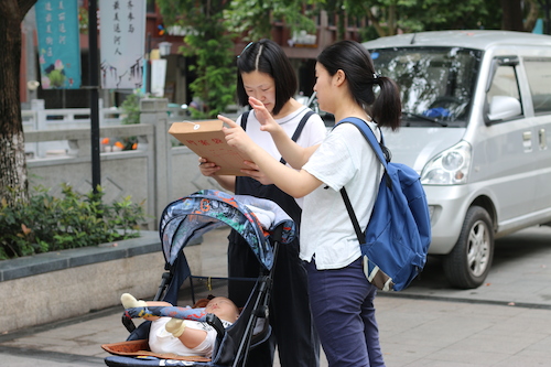 8月13日重庆时时彩
赴余杭区社区五水共治教育宣传小分队 请推婴儿车的妇女填写问卷