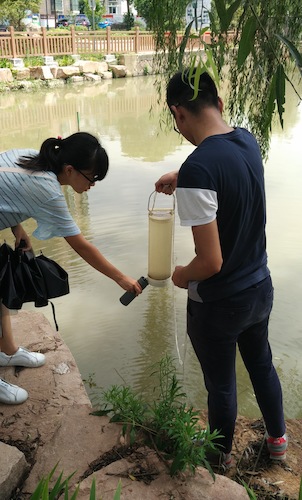 8月15日，重庆时时彩
节水宣传小分队赴采样点对河水进行采样分析1
