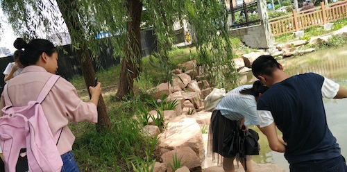 8月15日，重庆时时彩
节水宣传小分队赴采样点对河水进行采样分析2