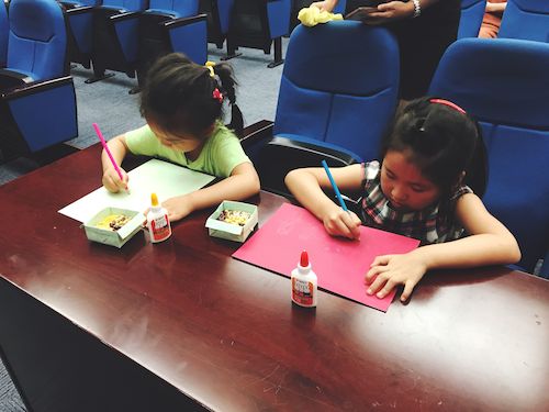 7月21日重庆时时彩
赴浙江自然博物馆志愿者社会实践小分队“巧手作画”活动小朋友在进行制作5