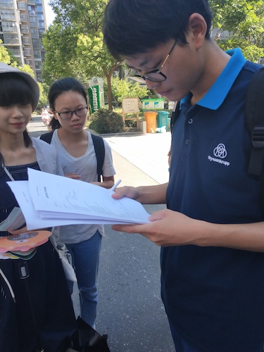 7月21日重庆时时彩
走近转基因调研小分队居民填写问卷 (2)