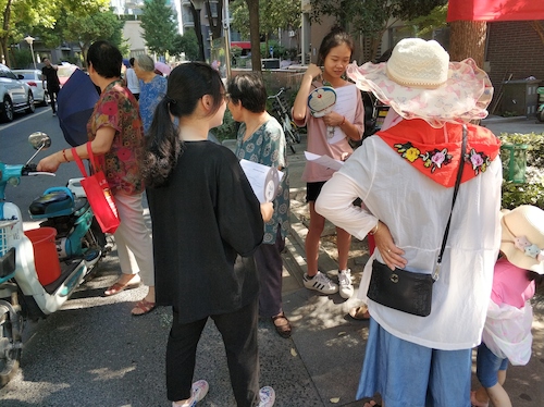 7月21日重庆时时彩
走近转基因调研小分队请居民填写问卷