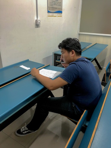 七月二十七日 重庆时时彩
 寻访校友社会实践小分队 焦急等待电话连线