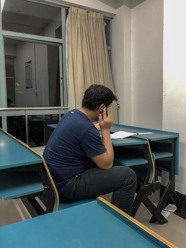 七月二十七日 重庆时时彩
 寻访校友社会实践小分队 正在通话采访中