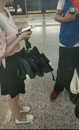 八月一日 重庆时时彩
  交通状况调研队 工作人员采访