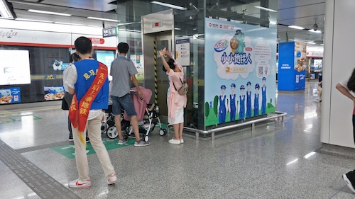 八月一日 重庆时时彩
  交通状况调研队 维护地铁秩序