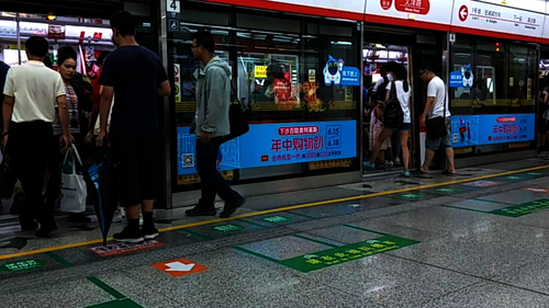 八月一日重庆时时彩
  交通状况调研队 冲挤地铁现象