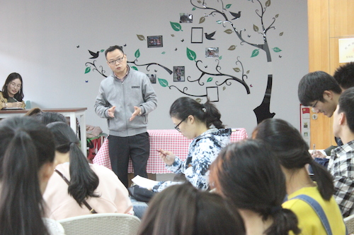 陈老师给同学们讲解