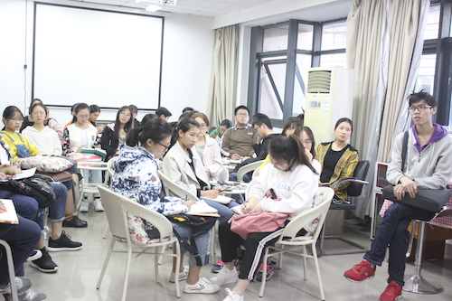 各班班长团支书认真听讲