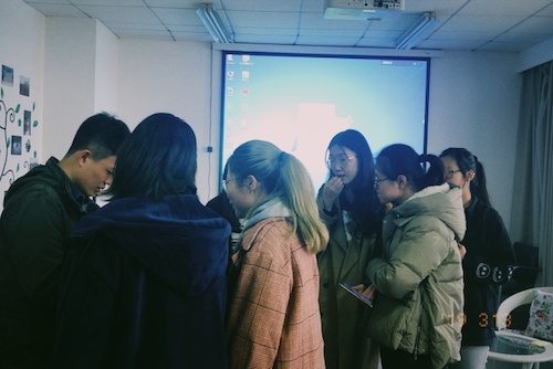 会后，同学们积极讨论