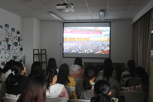 同学观看纪念五四运动100周年大会直播