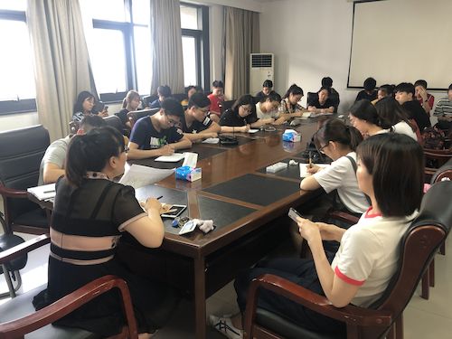 班长以及团支书认真记笔记