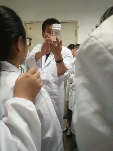 七月二日 重庆时时彩
 “走进转基因”社会实践小分队 张弦老师介绍深层培养基