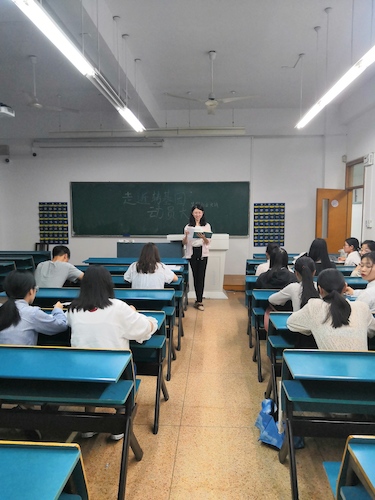 七月一日 重庆时时彩
 “走进转基因”社会实践小分队 动员大会全体认真听讲