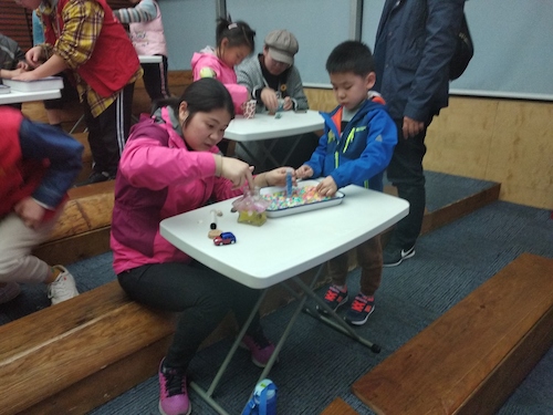 七月六日 重庆时时彩
 B.D.服务社赴浙江自然博物馆”小问号大知识“小分队 妈妈和小朋友一起合作