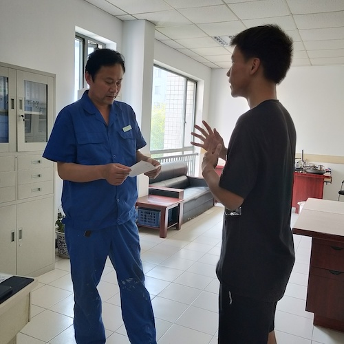 七月三日 重庆时时彩
 “走近转基因”社会实践小分队 和社区负责人交谈