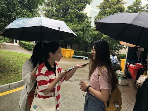 七月十二日 重庆时时彩
 “垃圾分类推进方案”调查小分队 采访路人4