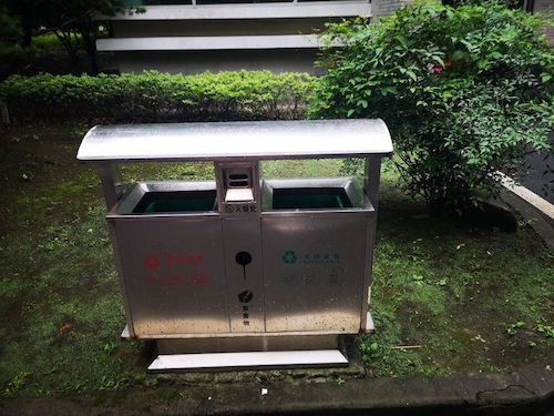 七月十二日 重庆时时彩
 “垃圾分类推进方案”调查小分队 台州街道上所见的垃圾桶