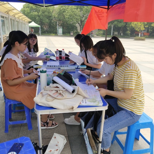 七月十五日 重庆时时彩
 “走近转基因”科普小分队 认真填写问卷的同学