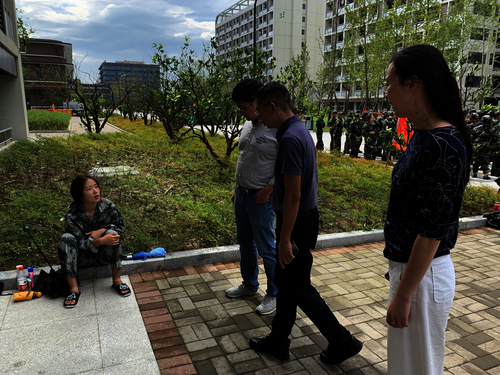 院领导看望受伤同学