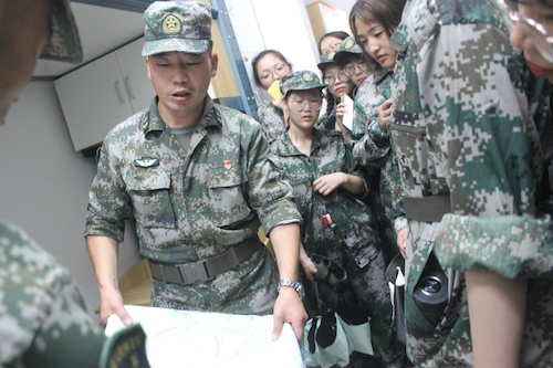 教官演示被子叠法