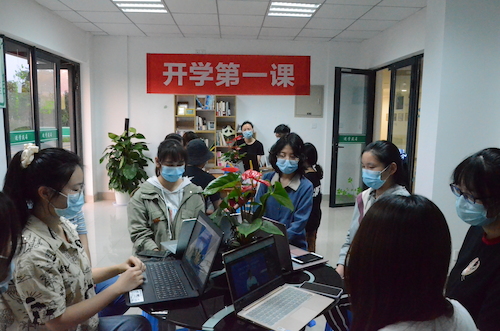 重庆时时彩
线下“开学第一课”