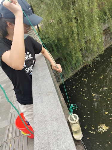 6月30日 重庆时时彩
 “绿之翼”就校园周边水域水质检测小分队 A区水样采集1