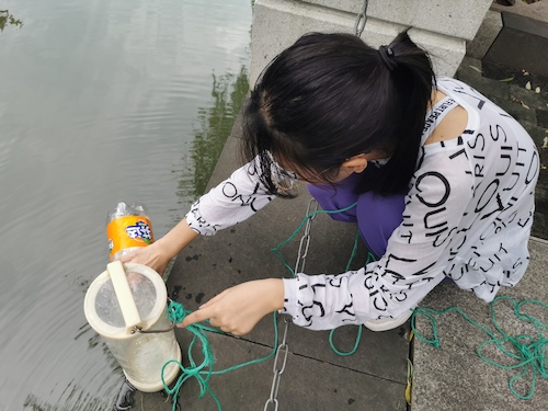 6月30日 重庆时时彩
 “绿之翼”就校园周边水域水质检测小分队 A区水样采集3